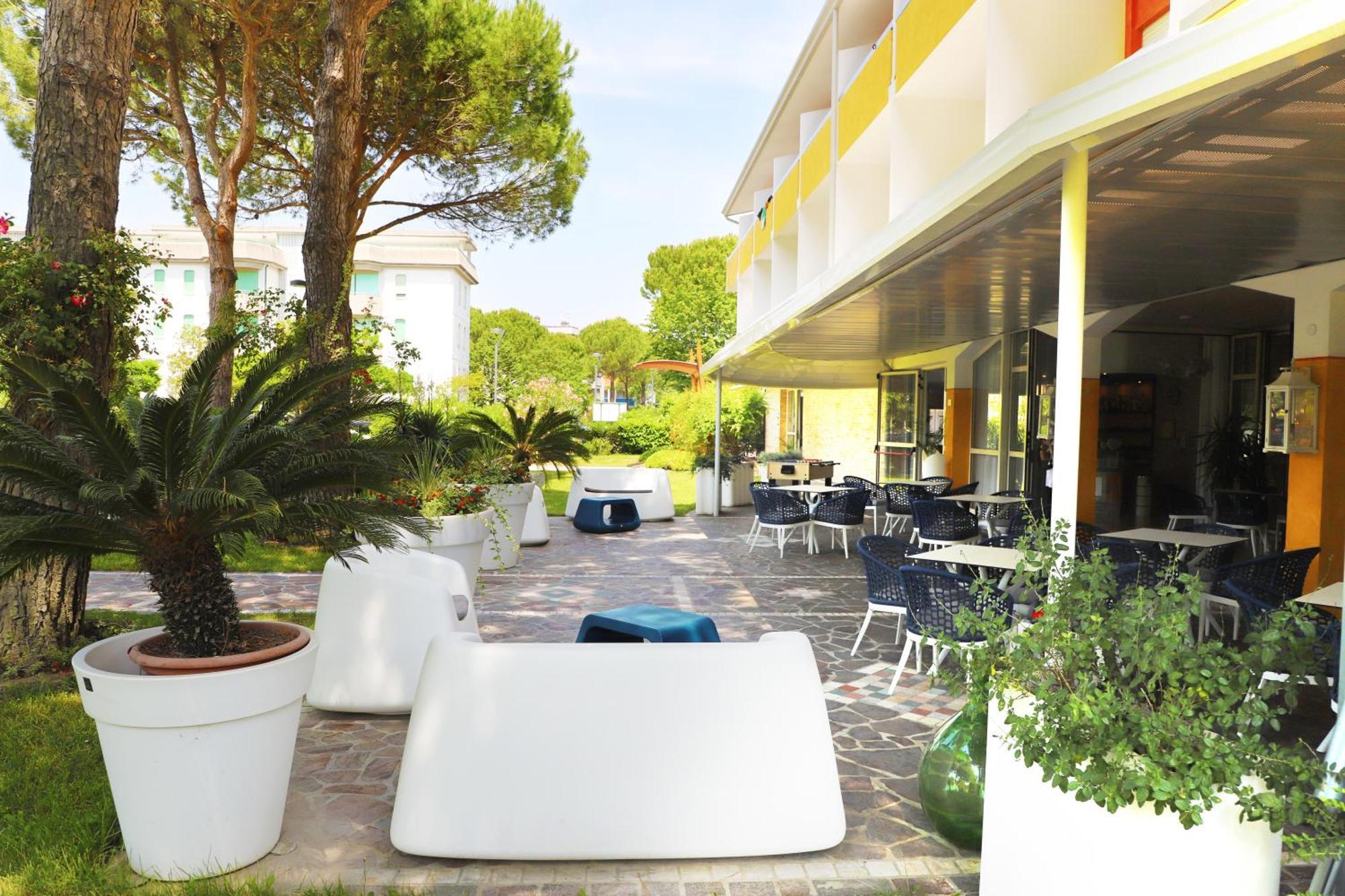Hotel Hiki 3 Superior Bibione Bagian luar foto