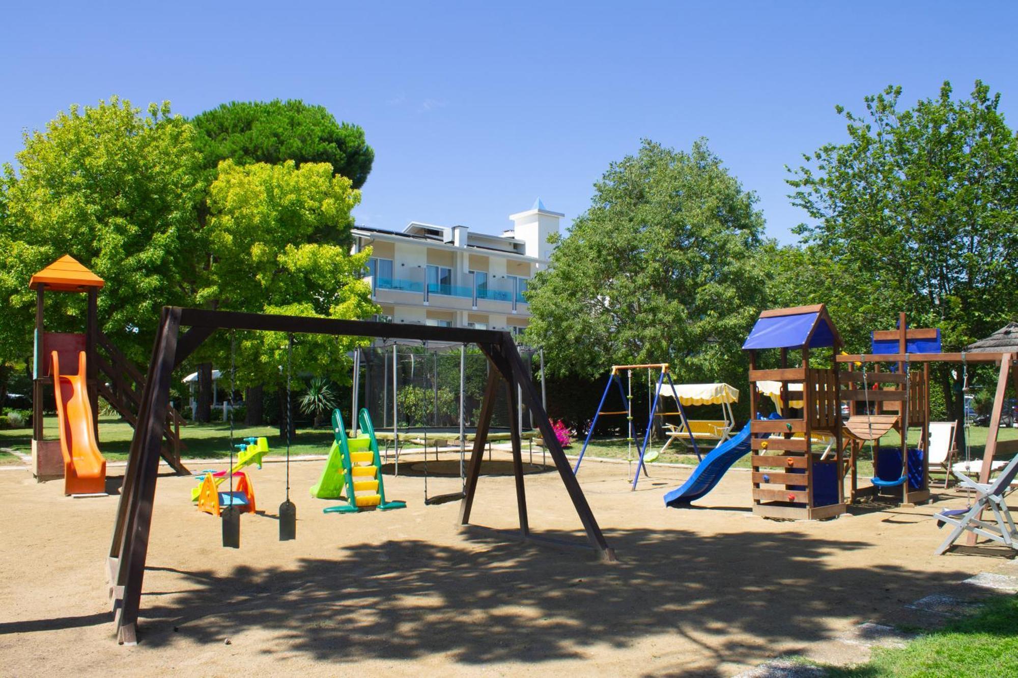 Hotel Hiki 3 Superior Bibione Bagian luar foto